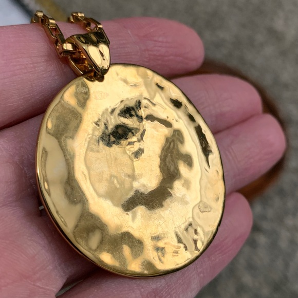 NWT Robert Lee Morris gold tone hammered circle pendant necklace - Picture 6 of 10